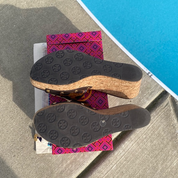 Tory Burch Patent Leather Tortoise Slides (Size 7.5) - Picture 4 of 6